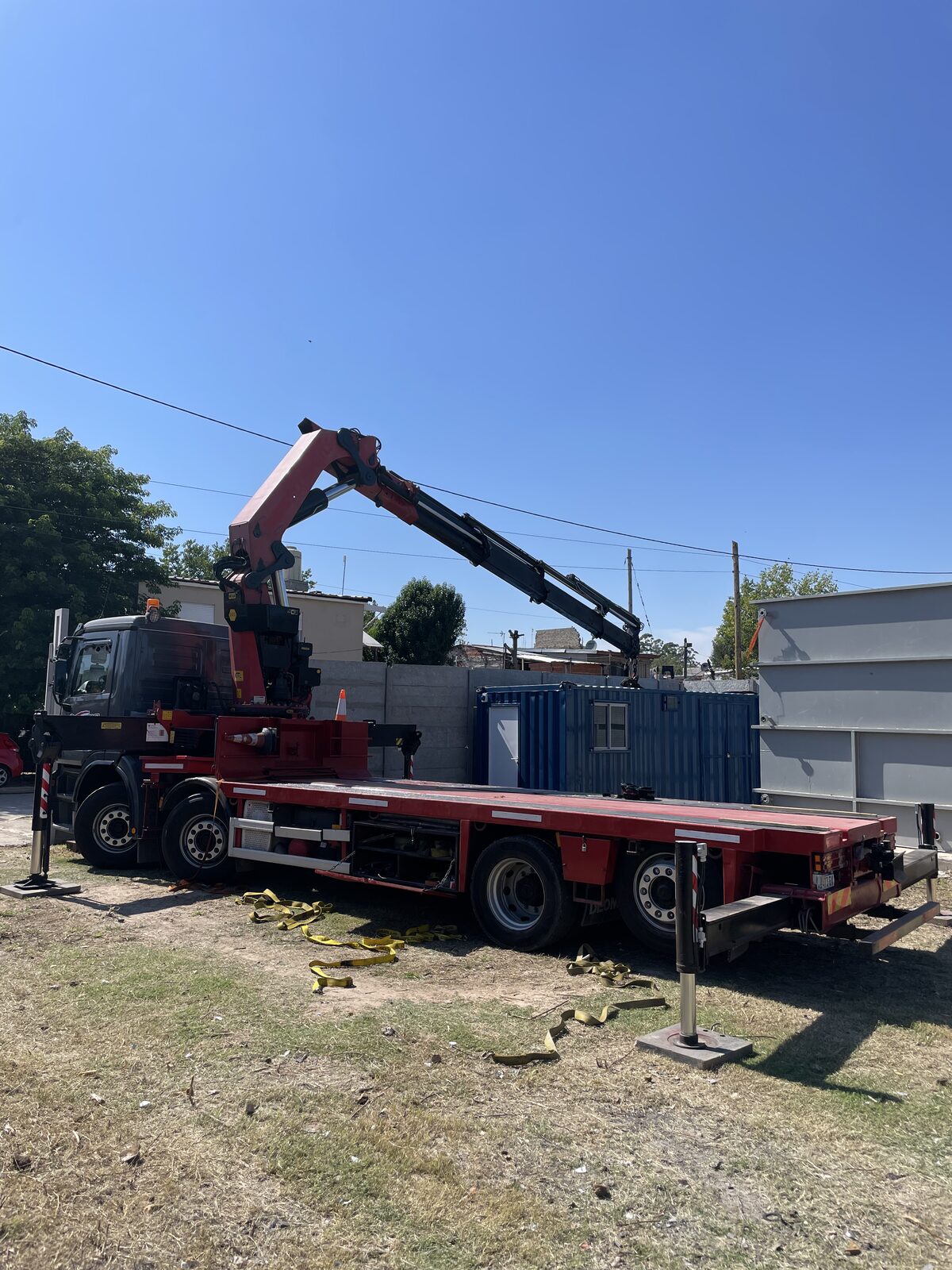 Mercedes Actros con hidrogrúa roja desplegada en obra