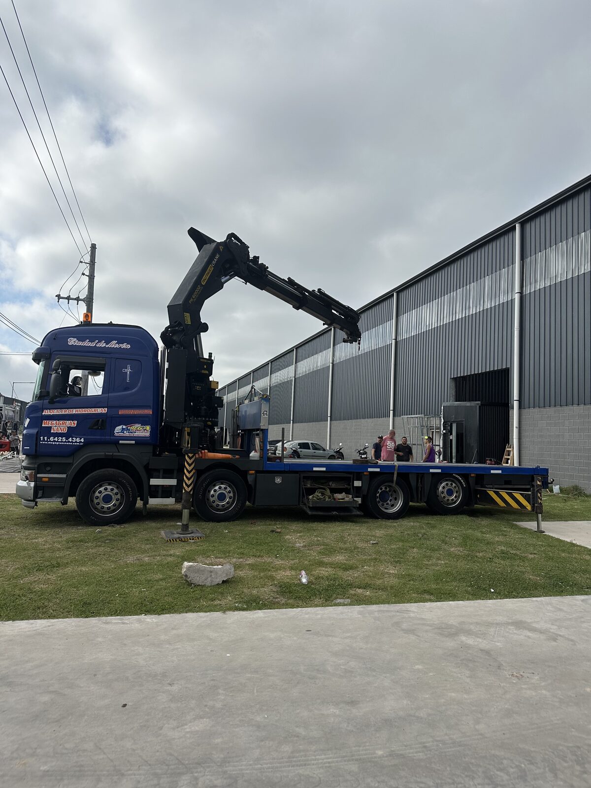 Scania con hidrogrúa Palfinger PK extendida