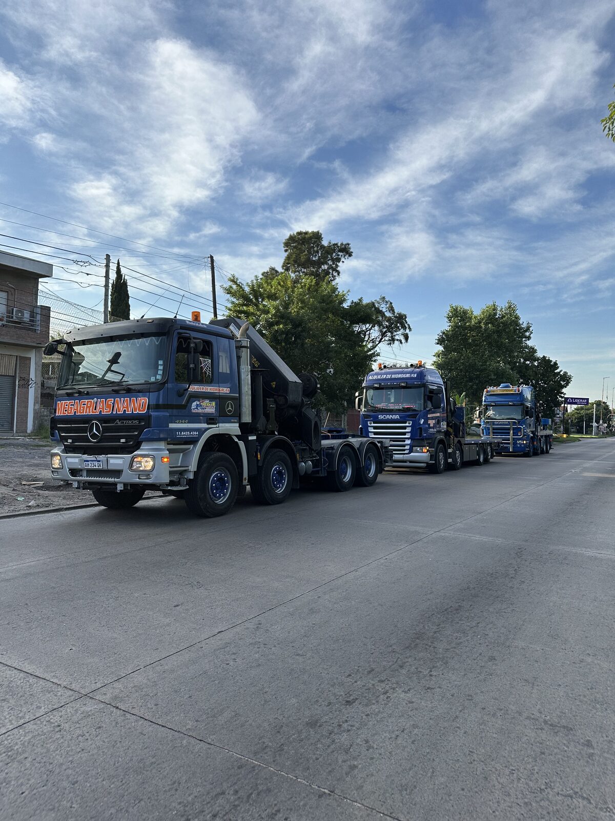 Convoy de camiones Megagruas Nano: Mercedes Actros y Scanias en línea