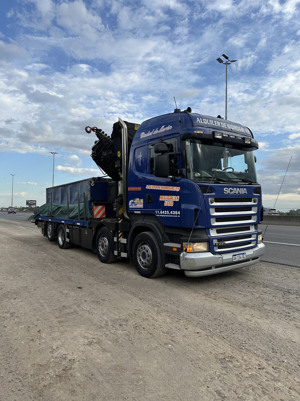 Scania R440 azul de Megagruas Nano en ruta con carga asegurada