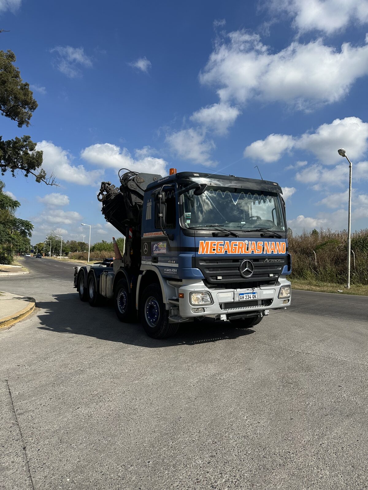 Mercedes Actros 4144 azul de Megagruas Nano vista frontal