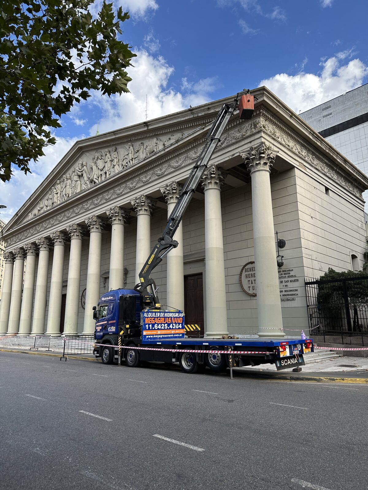 Scania de Megagruas Nano frente a la Casa Rosada en Plaza de Mayo
