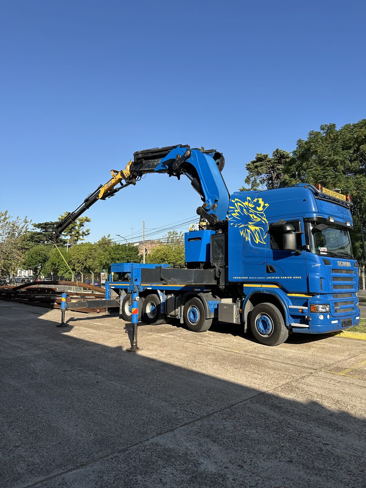 Scania R620 azul con gráfica de león y leyenda Convoi Exceptionnel